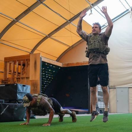 Министр обороны США Хегсет опубликовал фото с тренировки, в кадр попали тату на бицепсе: неверный-كافر и Deus Vult