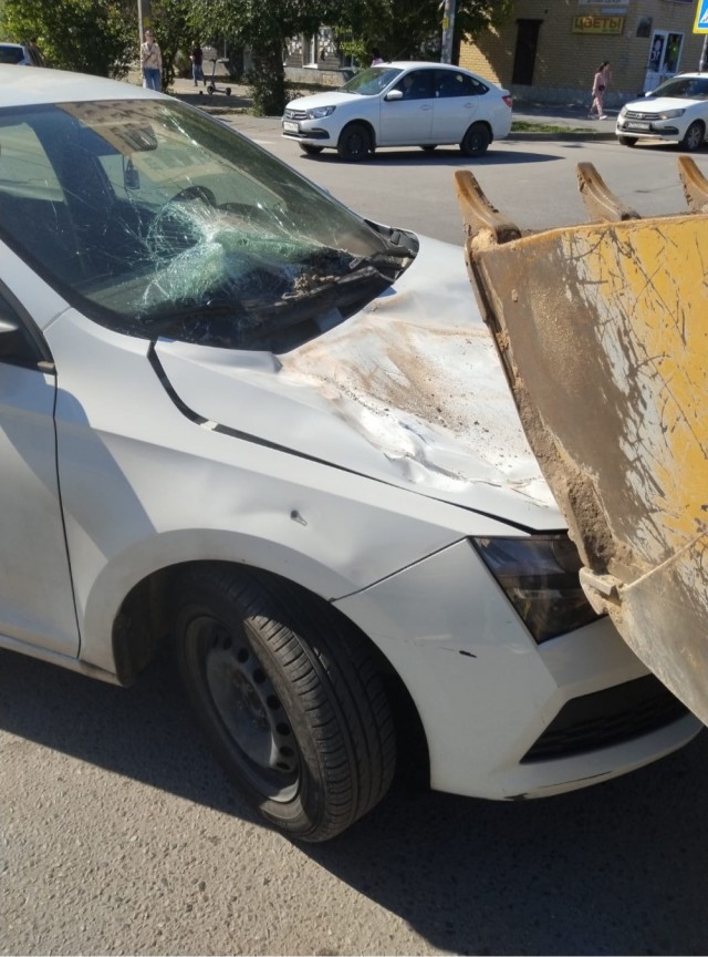 Так сегодня утром в Волгограде сошлись трактор, Nissan Qashqai, VW Tiguan и Skoda Rapid