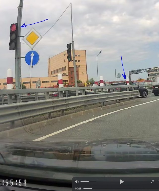 Принципиальная бабуля на BMW не захотела пропускать помеху справа