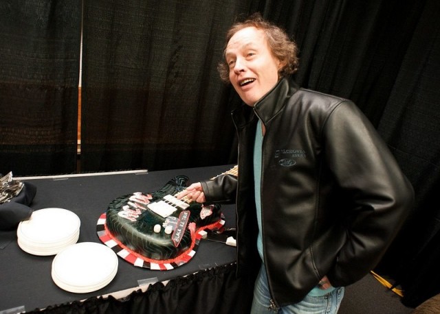 31 марта 1955 года родился Ангус Янг (Angus McKinnon Young) - соло-гитарист и автор песен австралийской рок-группы AC/DC