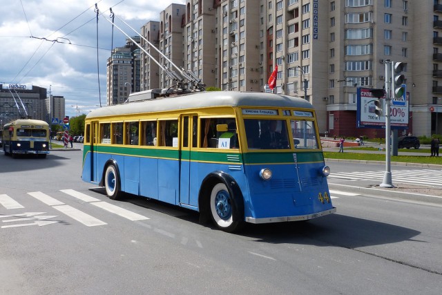 Парад ретро-техники в Санкт-Петербурге