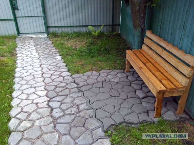 Садовая дорожка и скамейка для отдыха