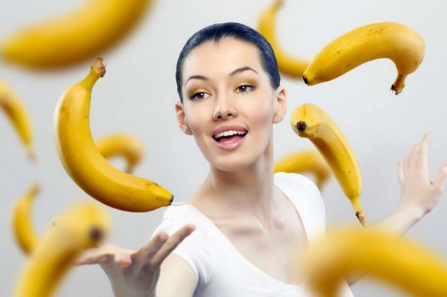 Девушки и желтый фрукт