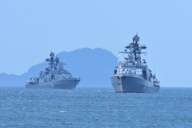 Отряд кораблей ТОФ ВМФ России на военно-морской базе Морских сил самообороны Японии в Майдзуру