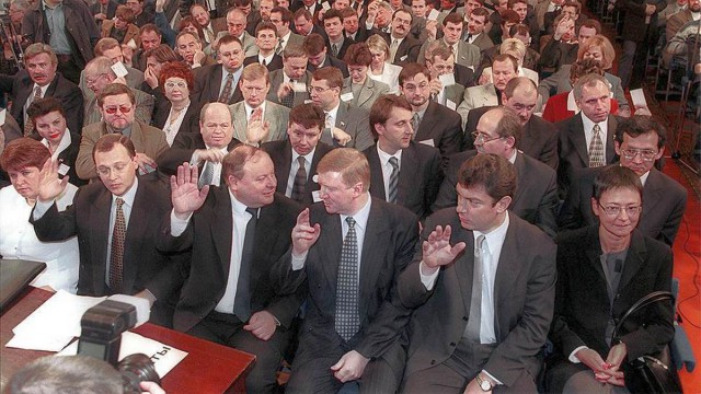 Советник президента рекомендовал избавляться от долларов