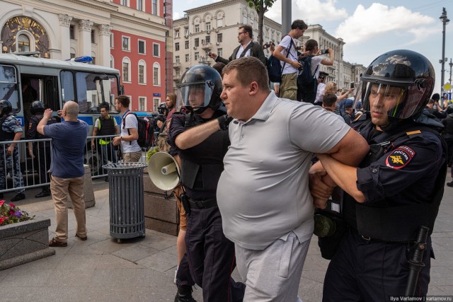 Фоторепортаж: Столкновения с ОМОНом и задержания в центре Москвы