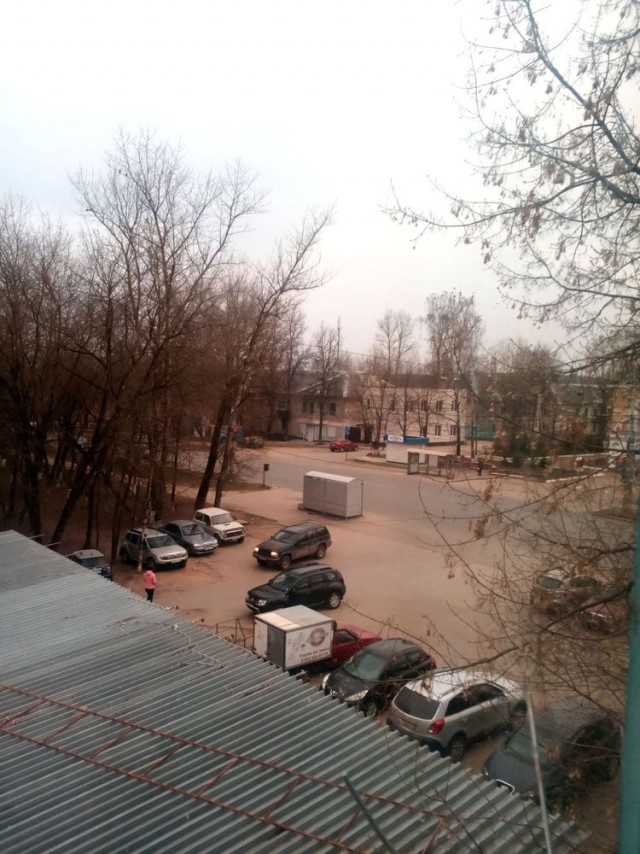 Давайте фото у кого какой вид из окна на оживленные улицы городов в настоящий момент