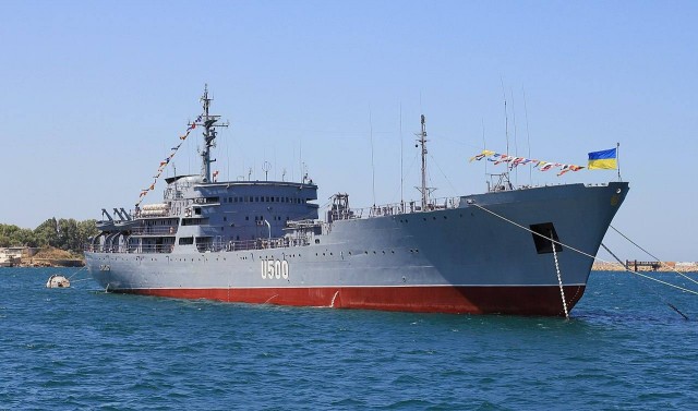Корабль ВМС Украины движется в сторону Керченского пролива