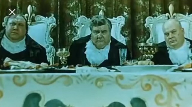 Таким бы хлебальцем, да медку...