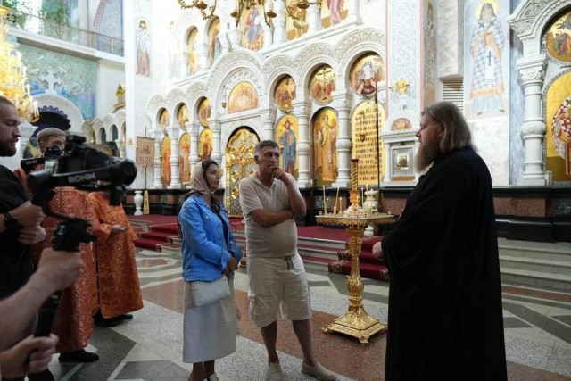 Мигрант пришёл в православный храм в шортах