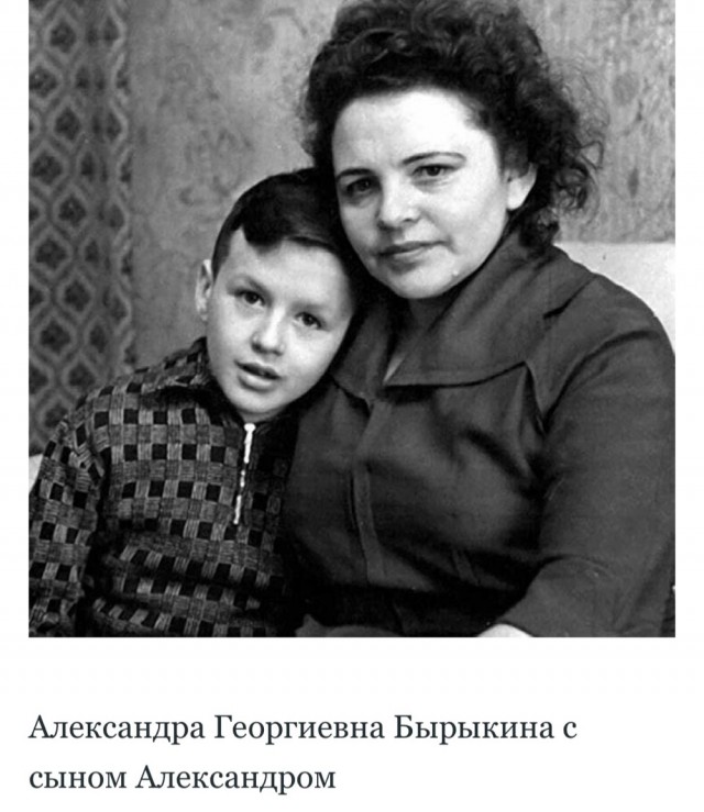 «Это было недавно, это было давно...»: 15 редких фотографий отечественных знаменитостей