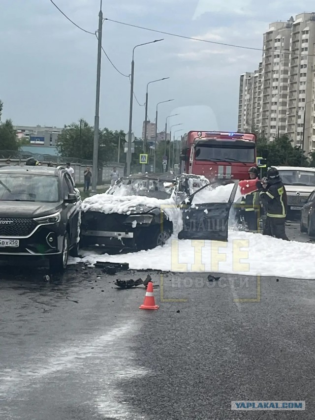 В Балашихе взорвалась машина во дворе дома