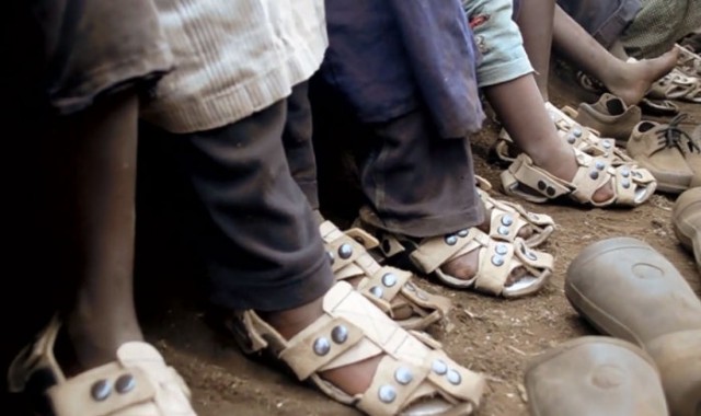 Многоразмерные сандалии для детей из бедных семей