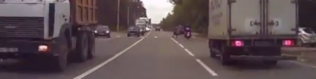 Мотоциклист сбил женщину на переходе
