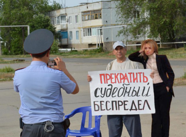 Фотожабы на "скучающую, ждущую Поклонскую"