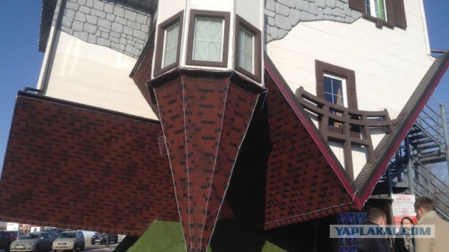 Посетительница аттракциона "Дом перевертыш" в Химках потребовала 100 тыс. рублей за то, что лишилась девственности сев на люстру