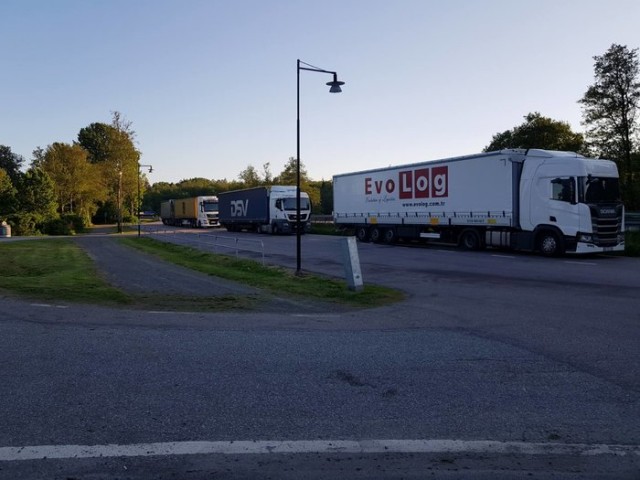 «Душ принимаю прямо в прицепе». Дальнобойщик рассказал, каково жить в фуре неделями