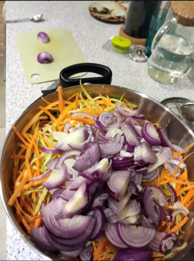 Салат из маринованных кабачков и моркови на зиму