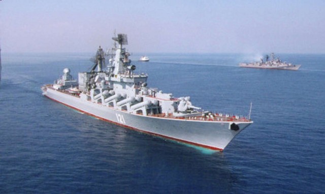 Российское минобороны: крейсер «Москва» затонул при буксировке — из-за повреждений корпуса в условиях шторма