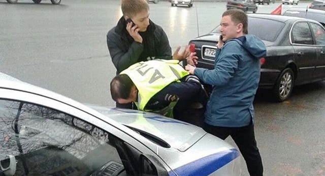 В Москве задержали двух человек за «неправильную» одежду