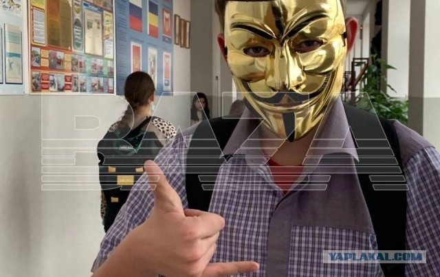 Подросток с ножом ранил родителя одного из учеников и трех работников школы в хуторе Красный Десант