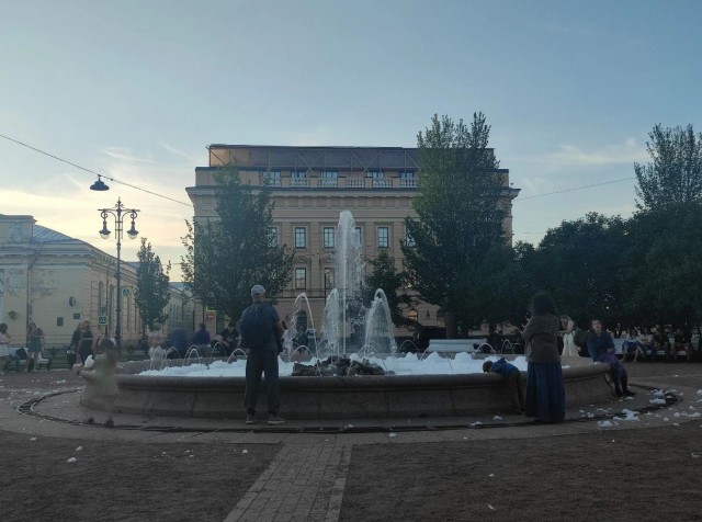 Хулиганы налили что-то мыльное в фонтан в центре Петербурга