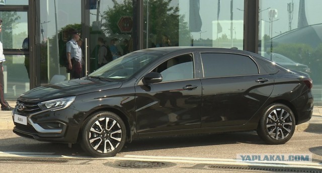 Российские чиновники не хотят пересаживаться на Lada Aura
