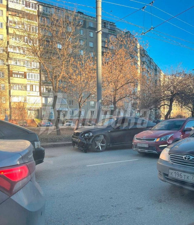 Автомобиль влетел в толпу людей у пешеходного перехода в Челябинске.