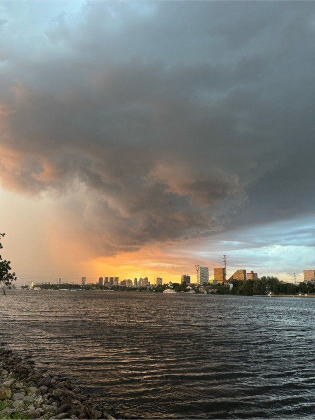 Закат после грозы в Москве