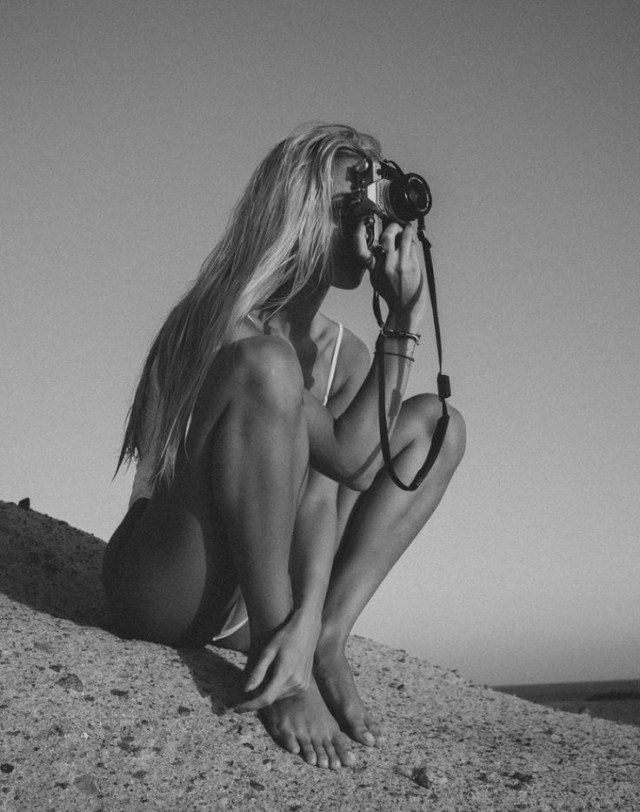 Чёрно белые фотографии девушек.