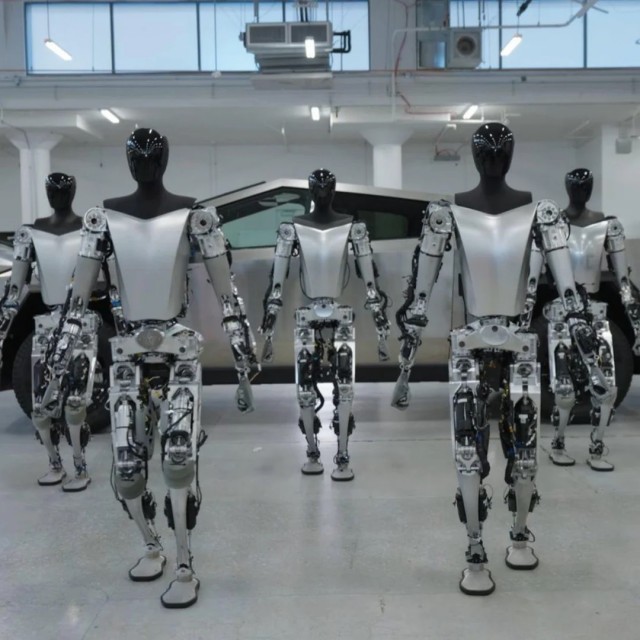 На выставке Tesla показала новинку. Фургон называется Robovan, Маск планирует начать продажи в ближайшее время
.