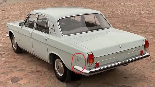 Две женщины на заправке