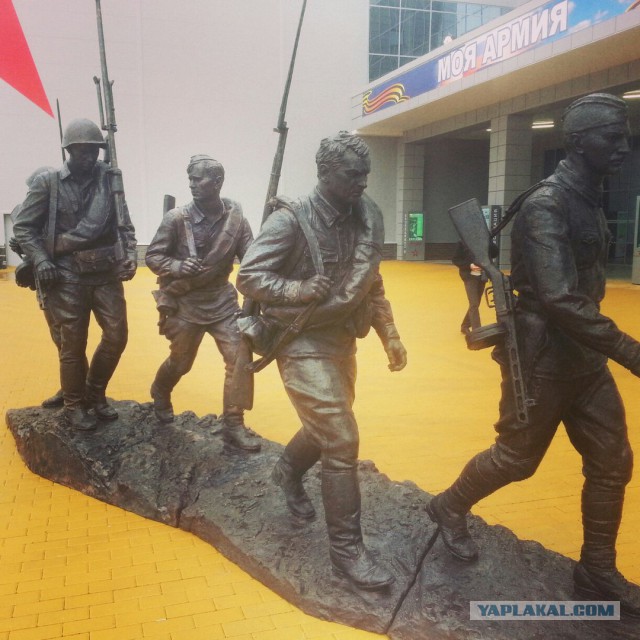 Памятник героям фильма "Они сражались за Родину" установили у здания Министерства обороны