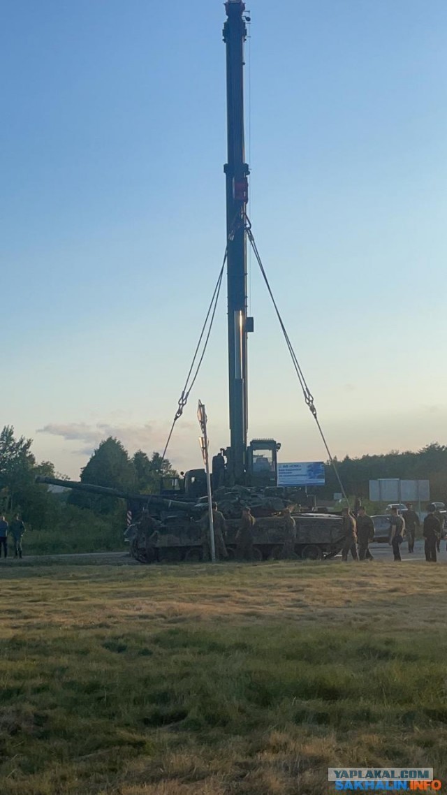На Сахалине военные уронили танк посреди трассы