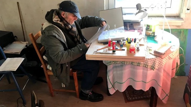 Роющийся в мусоре пенсионер накопил 700 000 евро и купил 10 домов