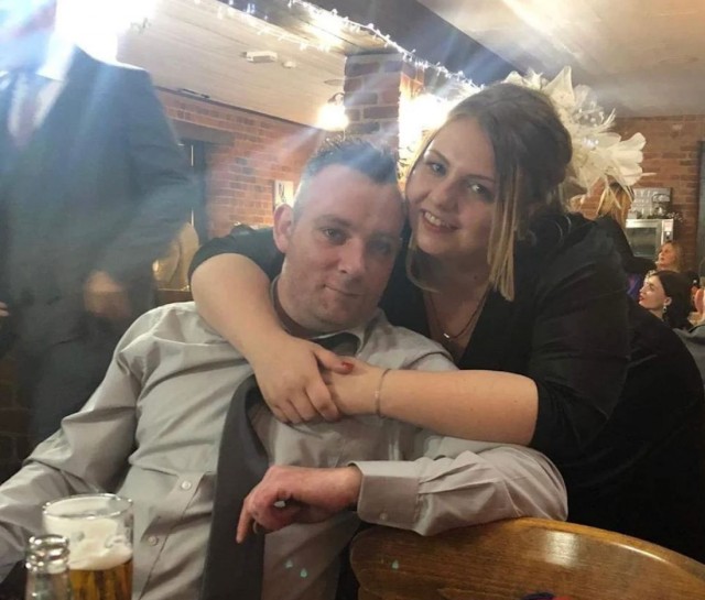 В Англии пара купила лотерейный билет и выиграла один миллион фунтов. Теперь девушка хочет забрать все деньги себе