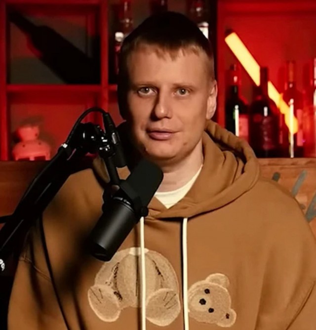 Юмориста Славу Комиссаренко обвинили в клевете и оскорблениях Лукашенко.