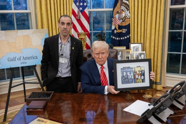 Там вон Трамп суету наводит