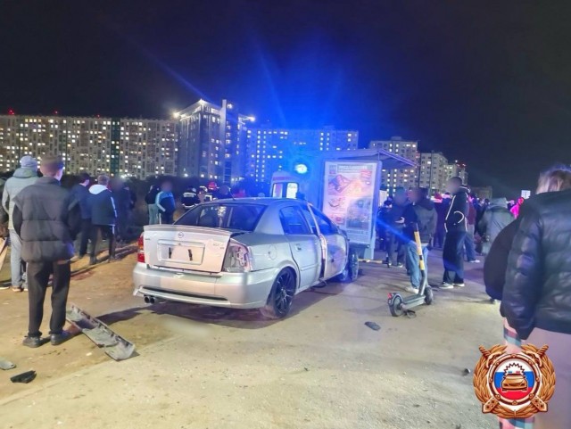 Автомобиль сбил четверых людей на остановке в Твери