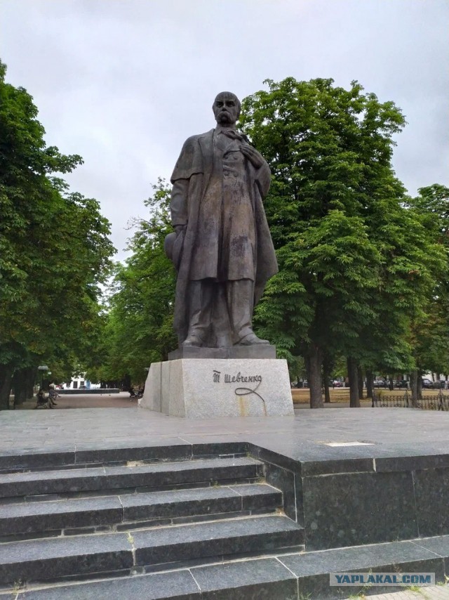 В Киеве на месте недавно снесённого памятника Булгакову молодой человек начал читать его книги вслух на русском языке.
