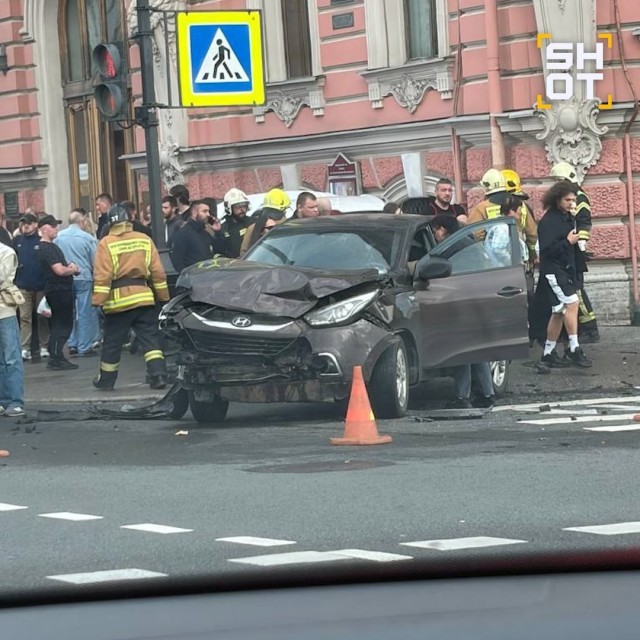 Минимум 4 человека, в том числе подростки, пострадали при жёстком столкновении Hyundai и Audi в Питере