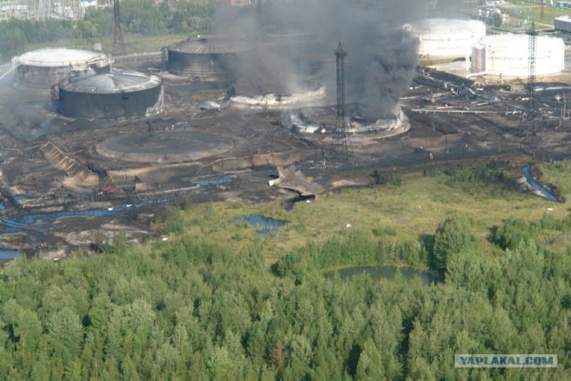 Взрыв в нефтяном резервуаре