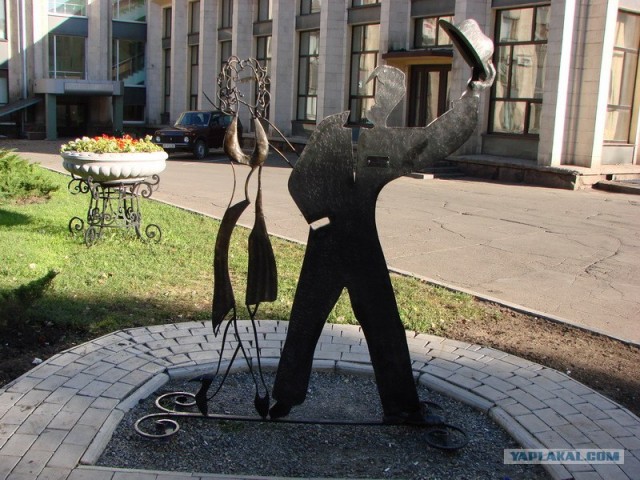 Необычные памятники