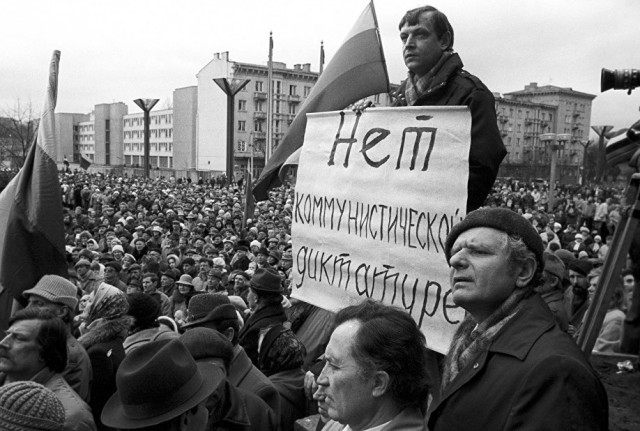 Помянём? Последний день великой страны, проданной ее правителем.