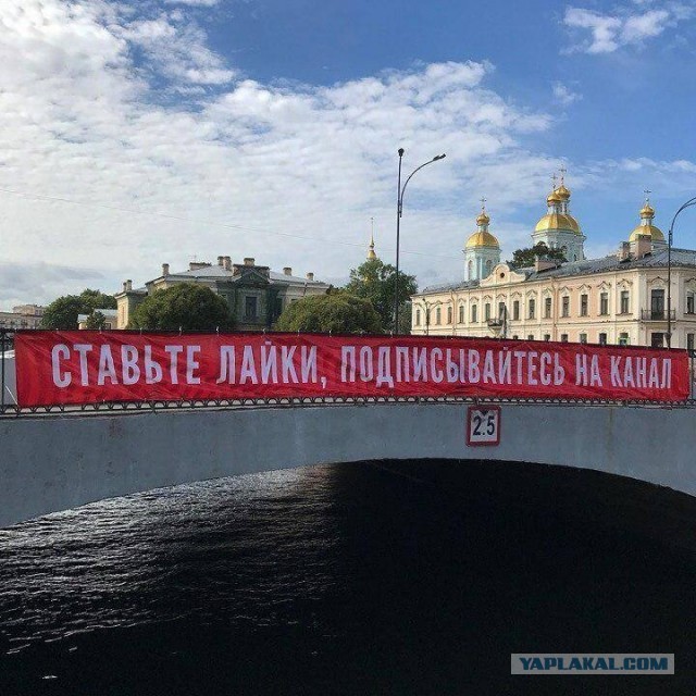 «Шип хеппенс»: огромный контейнеровоз заблокировал Суэцкий канал и стал мемом