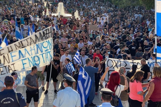 Греки вышли на улицы Афин, чтобы показать свое недовольство обязательной вакцинацией
