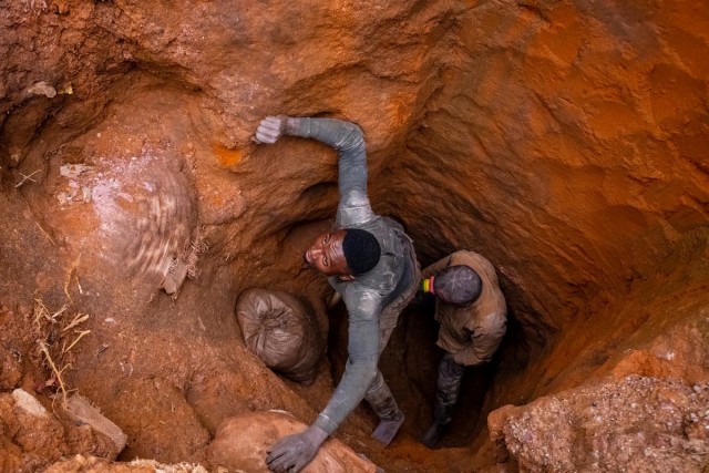 Откуда берутся iPhone и Tesla: Конголезские шахты, где детям платят $2 в день за добычу кобальта