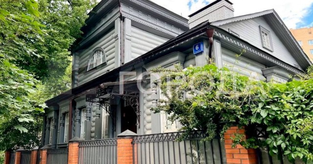 У метро «Новослободская» продают старинный деревянный дом за 500 миллионов рублей.