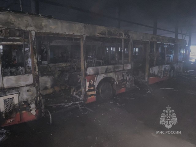 Пять автобусов сгорели во время пожара в ПАТП-2 на Крылова.