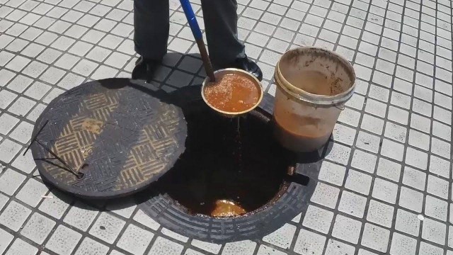 На Тайване бунт из-за масла из канализации